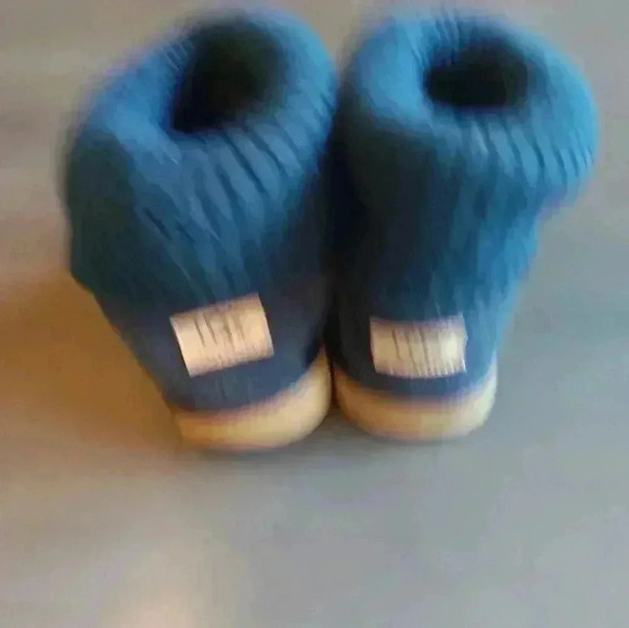 UGGS - Picture 3 of 4